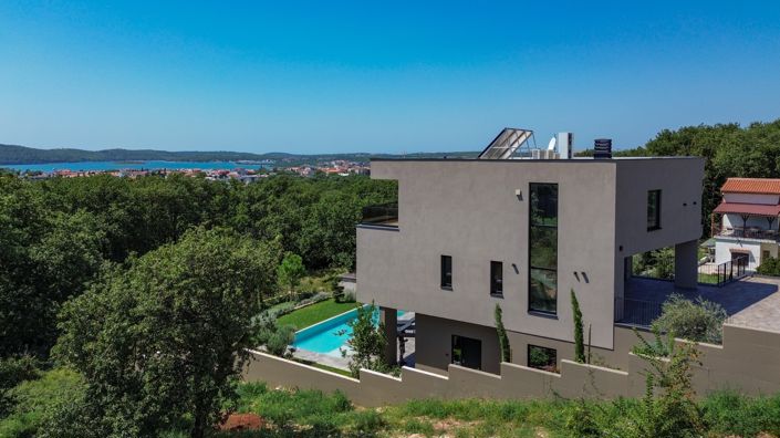 Image No.1-5 Bed Property for sale