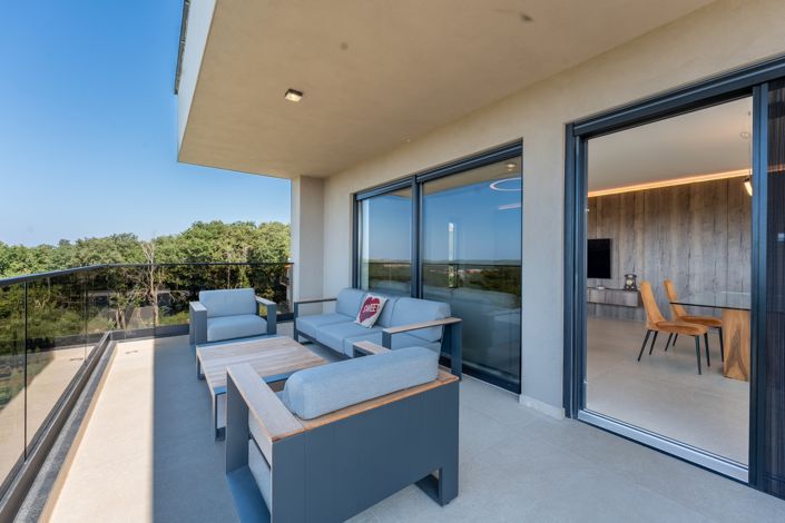 Image No.10-5 Bed Property for sale