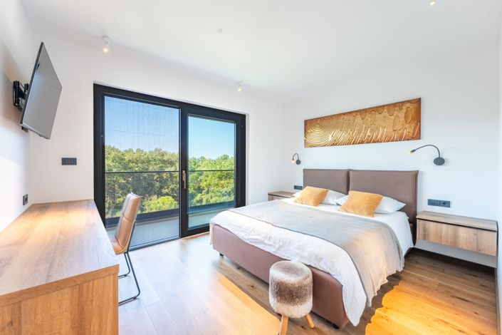 Image No.18-5 Bed Property for sale