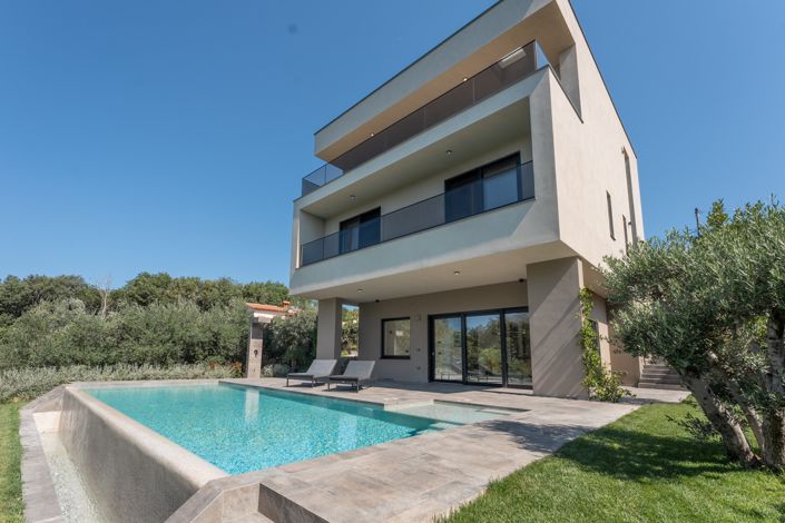 Image No.2-5 Bed Property for sale