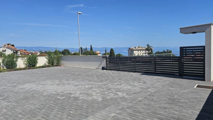 Image No.10-5 Bed Property for sale