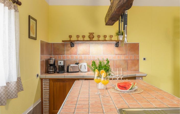 Image No.18-9 Bed Property for sale