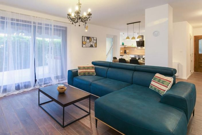 Image No.10-8 Bed Property for sale