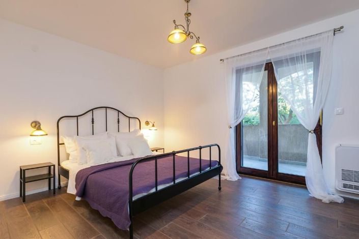 Image No.18-8 Bed Property for sale