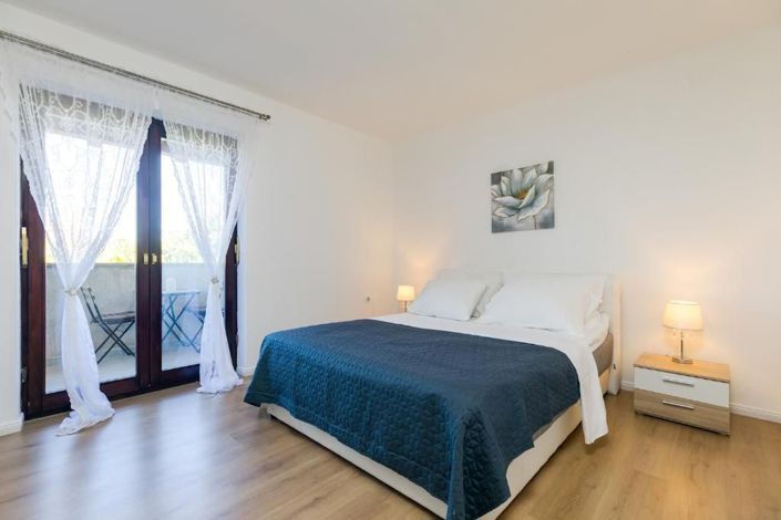 Image No.20-8 Bed Property for sale