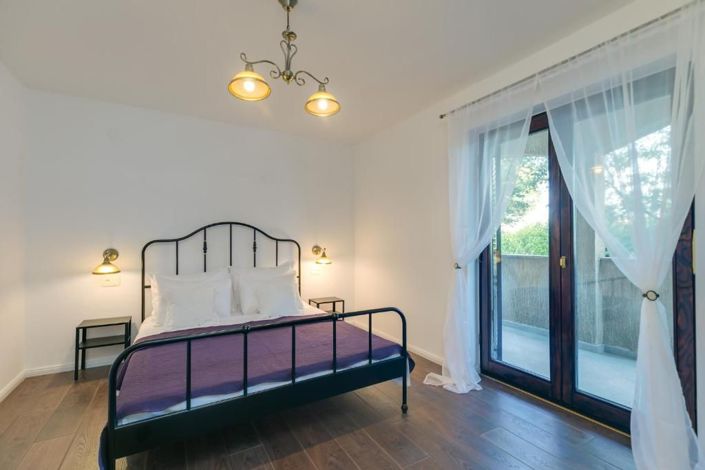 Image No.25-8 Bed Property for sale