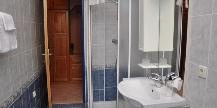 Image No.6-8 Bed Property for sale