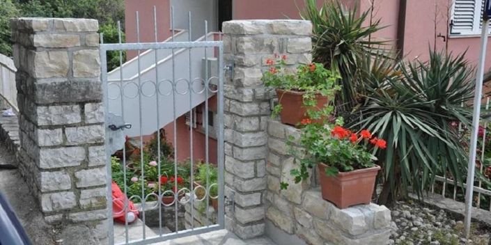 Image No.8-8 Bed Property for sale