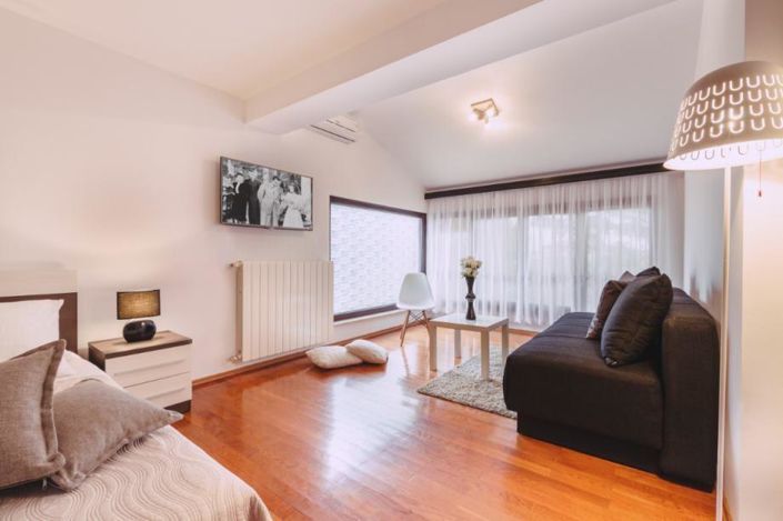 Image No.10-6 Bed Property for sale