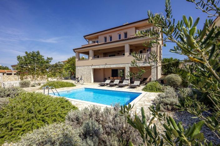 Image No.1-7 Bed Property for sale