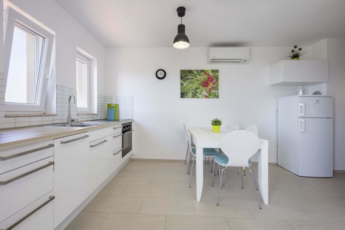 Image No.20-7 Bed Property for sale