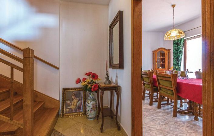 Image No.10-8 Bed Property for sale