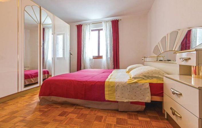 Image No.12-8 Bed Property for sale