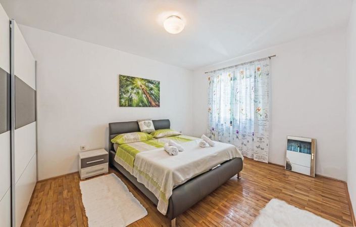 Image No.19-8 Bed Property for sale