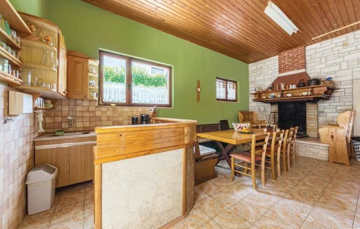 Image No.24-8 Bed Property for sale