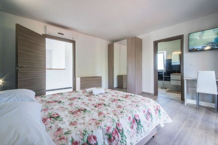 Image No.12-4 Bed Property for sale