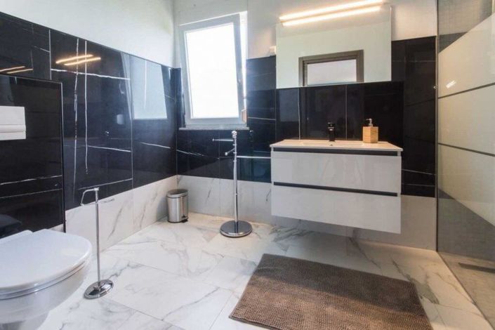 Image No.18-4 Bed Property for sale