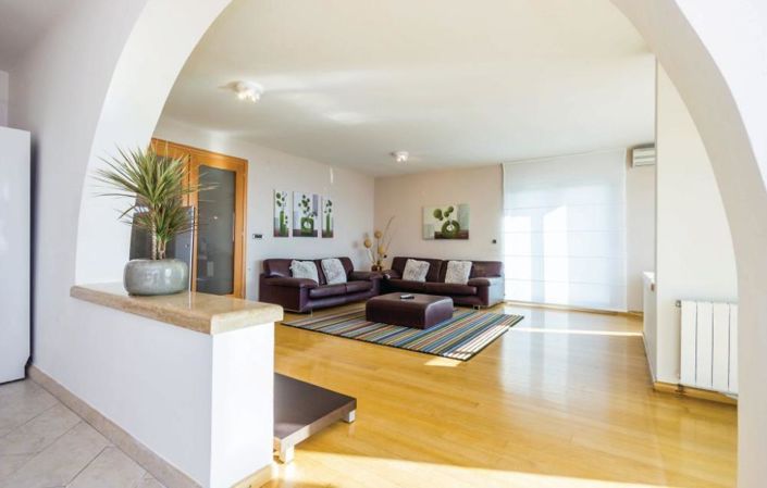 Image No.11-3 Bed Property for sale