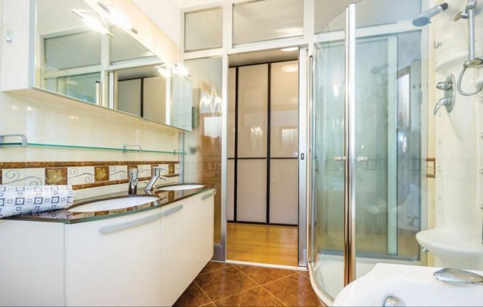 Image No.8-3 Bed Property for sale