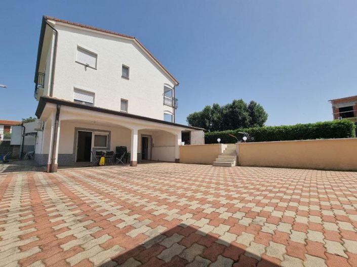 Image No.1-8 Bed Property for sale