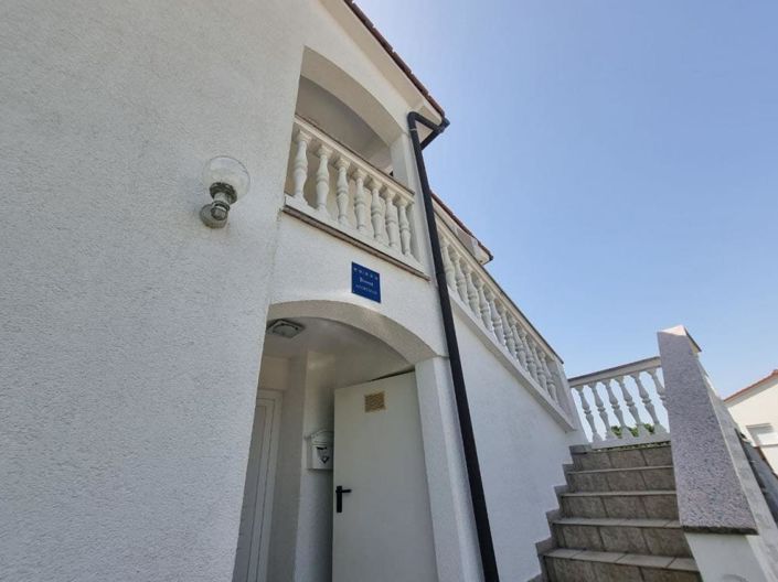 Image No.10-8 Bed Property for sale