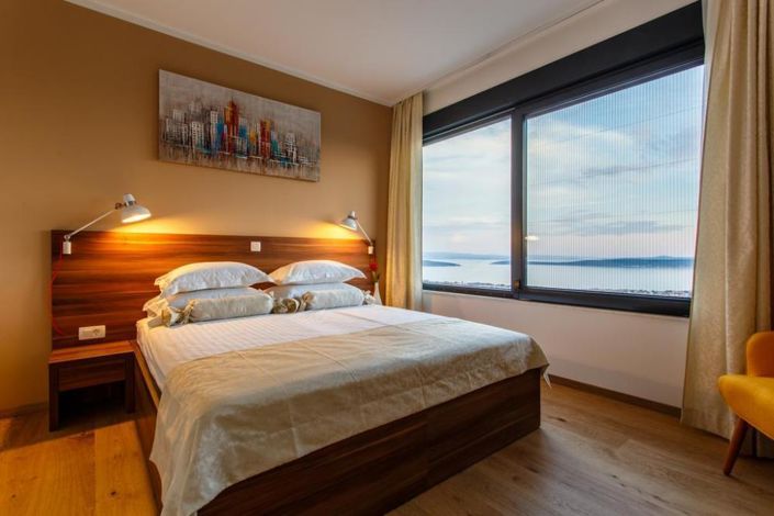 Image No.10-4 Bed Property for sale