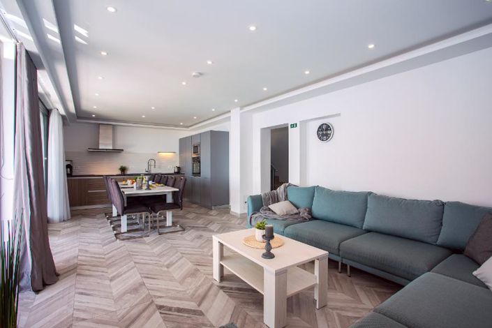 Image No.18-6 Bed Property for sale