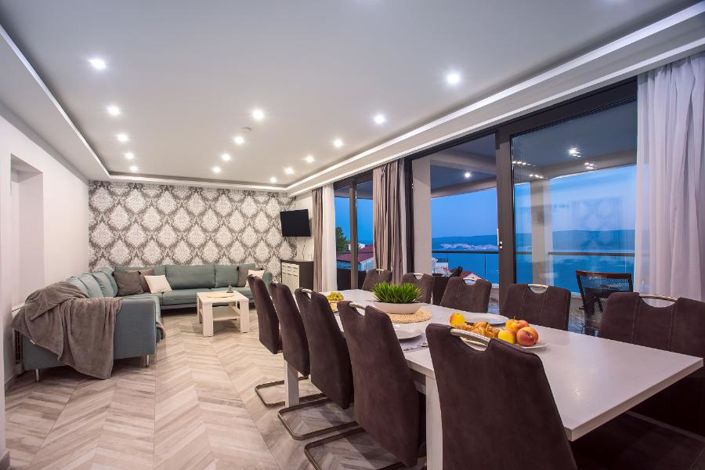 Image No.21-6 Bed Property for sale