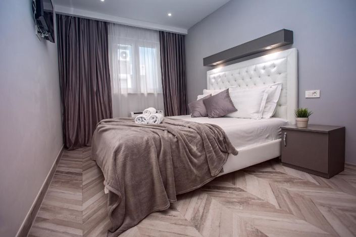 Image No.24-6 Bed Property for sale