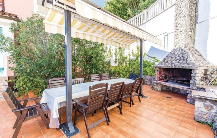 Image No.12-5 Bed Property for sale