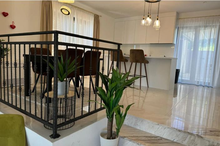 Image No.12-5 Bed Property for sale