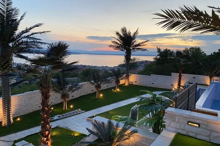 Image No.2-5 Bed Property for sale