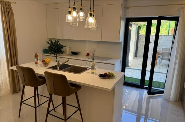 Image No.8-5 Bed Property for sale