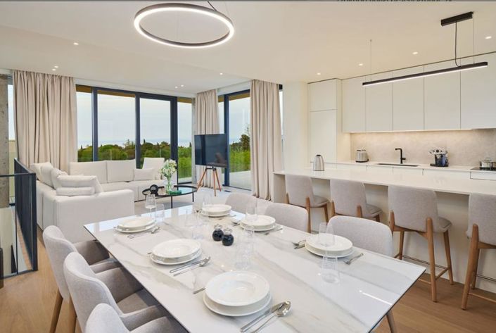 Image No.10-5 Bed Property for sale