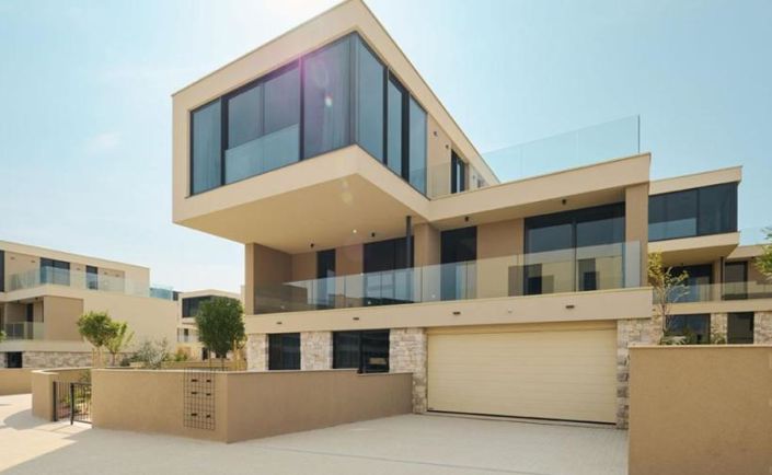 Image No.3-5 Bed Property for sale