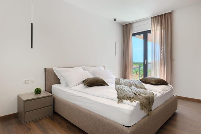 Image No.24-5 Bed Property for sale