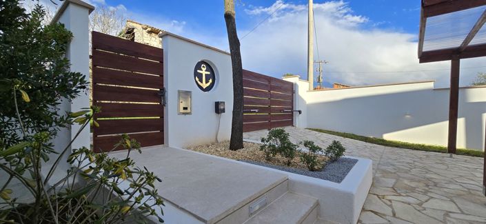 Image No.10-6 Bed Property for sale