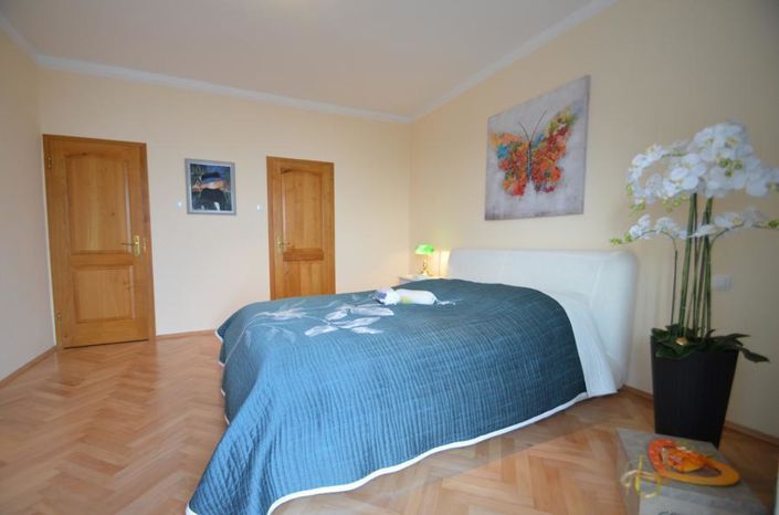 Image No.18-3 Bed Property for sale