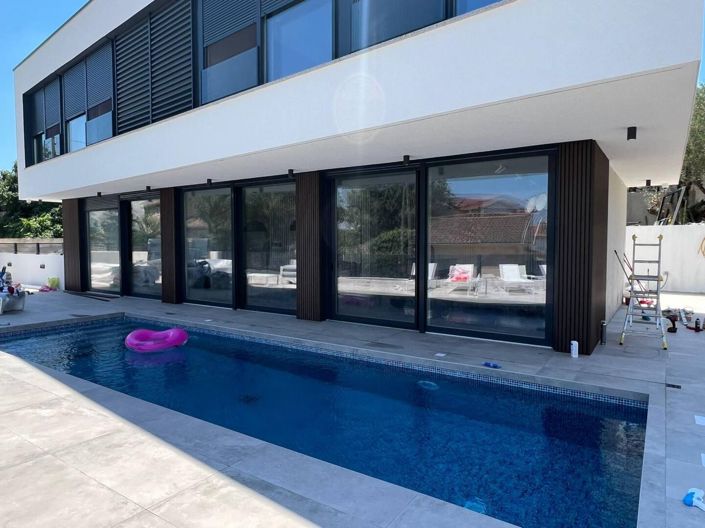 Image No.1-4 Bed Property for sale