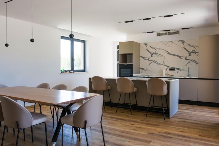 Image No.11-4 Bed Property for sale