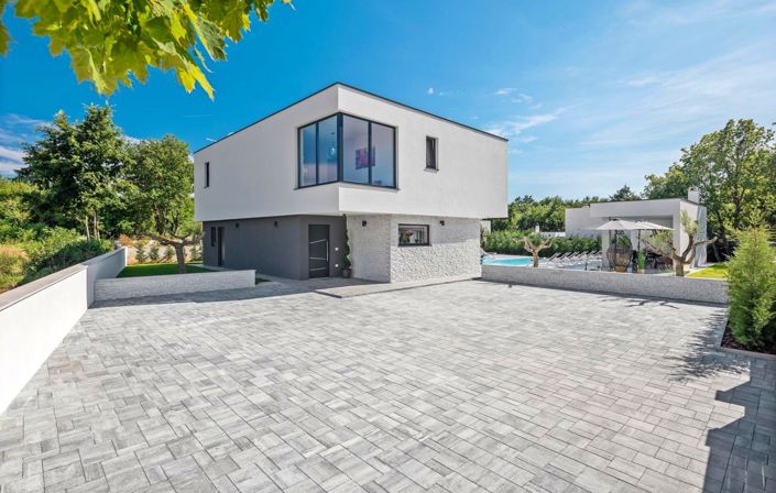 Image No.11-5 Bed Property for sale