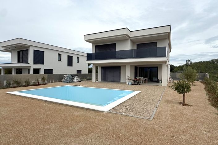 Image No.2-4 Bed Property for sale