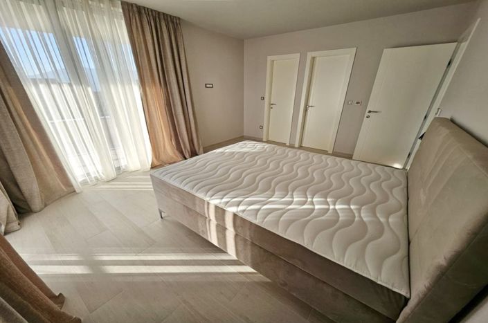 Image No.10-4 Bed Property for sale