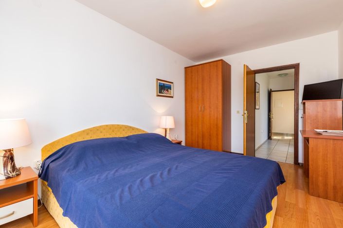 Image No.16-8 Bed Property for sale