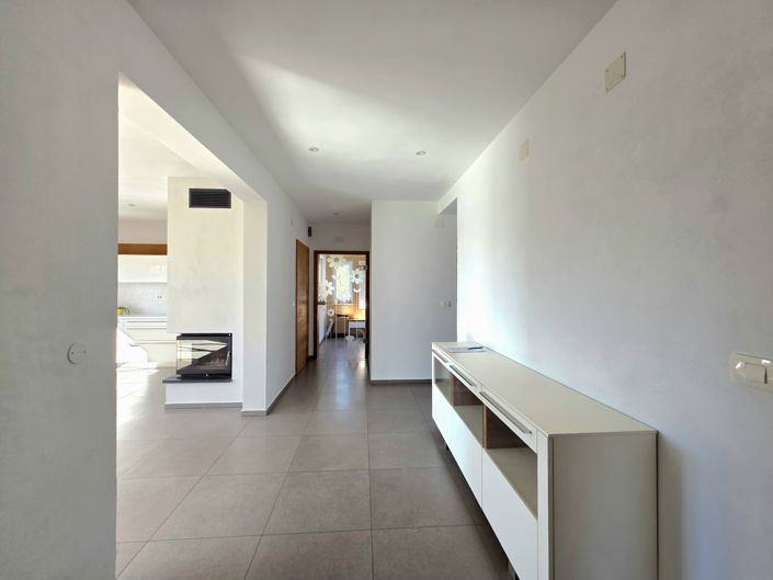 Image No.12-4 Bed Property for sale