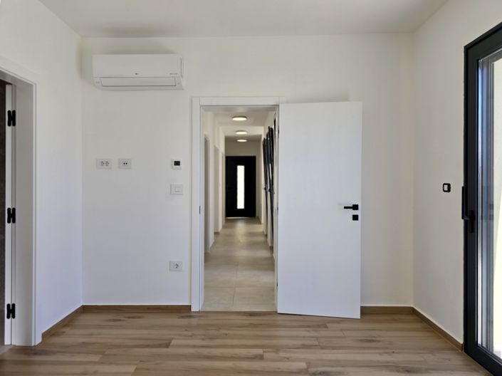 Image No.19-3 Bed Property for sale