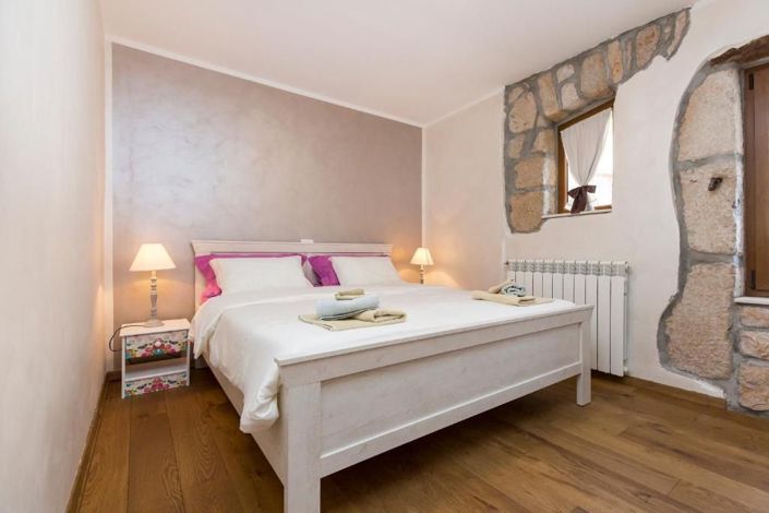 Image No.12-3 Bed Property for sale