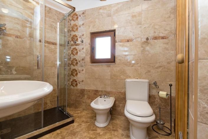 Image No.13-3 Bed Property for sale