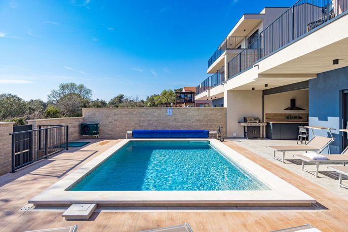 Image No.19-4 Bed Property for sale