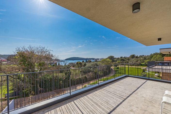 Image No.4-4 Bed Property for sale